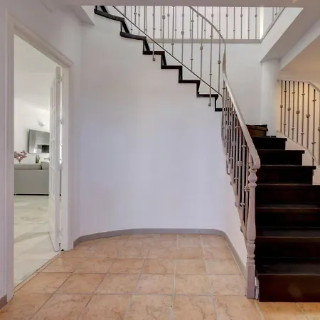 Villa Stunning 5 Bedroom In Puerto Banus With Pool *