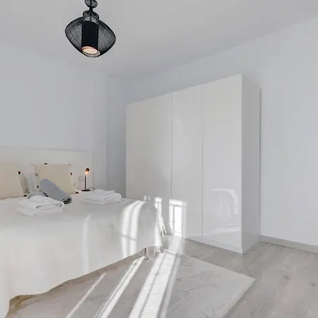 Stunning 5 Bedroom In Puerto Banus With Pool Villa *