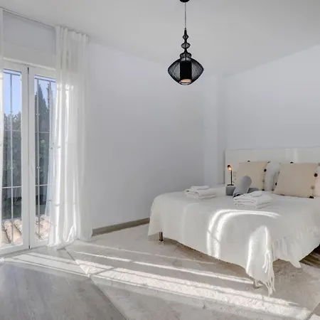 Villa Stunning 5 Bedroom In Puerto Banus With Pool *