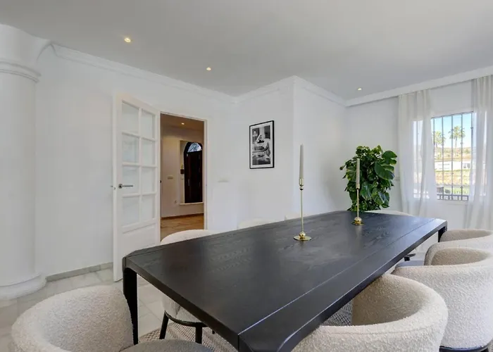 Stunning 5 Bedroom In Puerto Banus With Pool 마르베야