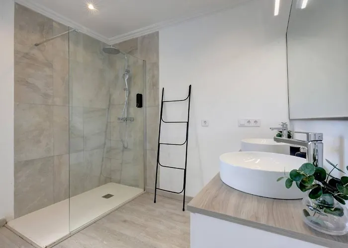 Stunning 5 Bedroom In Puerto Banus With Pool فيلة *