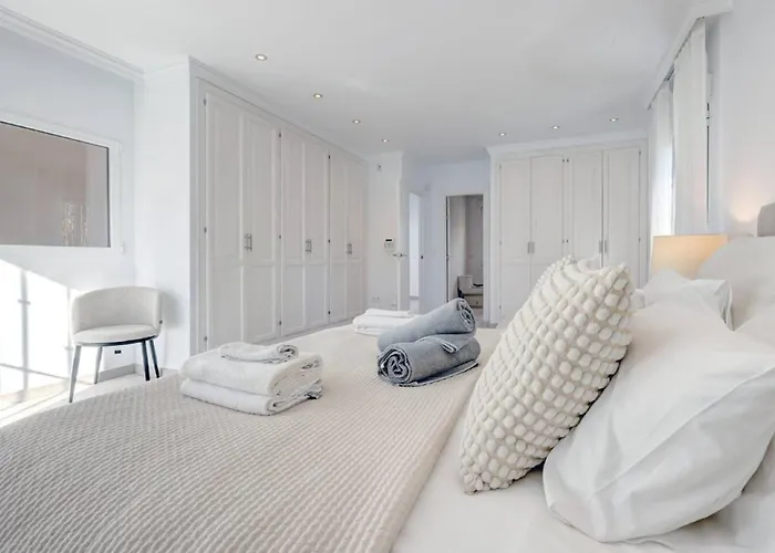 Stunning 5 Bedroom In Puerto Banus With Pool 마르베야