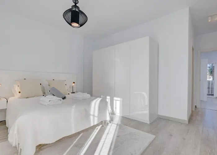 Stunning 5 Bedroom In Puerto Banus With Pool فيلة *