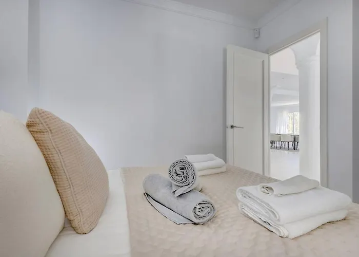 Stunning 5 Bedroom In Puerto Banus With Pool 마르베야